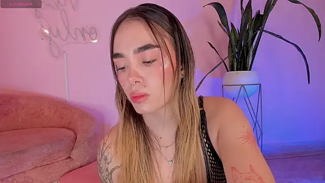 Lucy Vega online show from October 31, 2025, 4:53 am