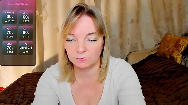 Snapshot of Regina__blue chatting on October 26, 2025, 3:34 pm Regina blue online show from October 26, 2025, 3:34 pm