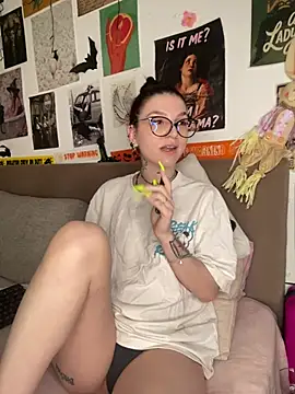 Snapshot of MoonAgnes chatting on July 7, 2026, 6:47 am MoonAgnes online show from July 7, 2026, 6:47 am