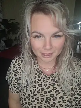 Snapshot of candy_queeen chatting on May 24, 2026, 11:04 pm candy queeen online show from May 24, 2026, 11:04 pm