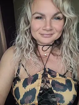 Snapshot of candy_queeen chatting on June 3, 2026, 3:51 am candy queeen online show from June 3, 2026, 3:51 am