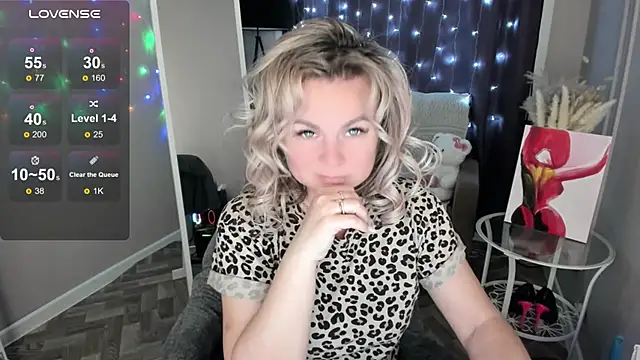 Snapshot of candy_queeen chatting on May 10, 2026, 10:11 pm candy queeen online show from May 10, 2026, 10:11 pm