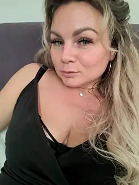 Snapshot of candy_queeen chatting on October 12, 2025, 4:47 am candy queeen online show from October 12, 2025, 4:47 am