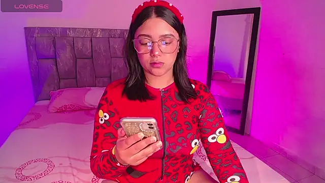 DIANEE 01 online show from November 7, 2025, 10:46 pm