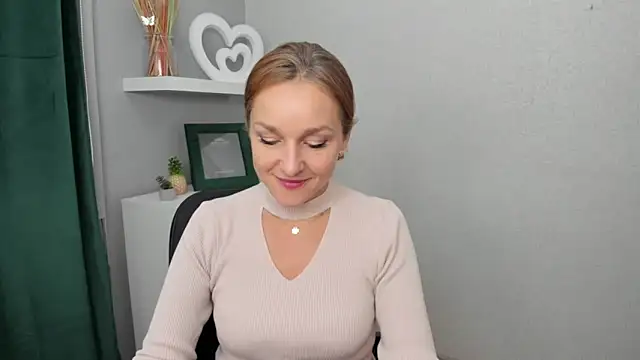 Snapshot of AliciaDesire chatting on October 22, 2025, 5:40 am AliciaDesire online show from October 22, 2025, 5:40 am