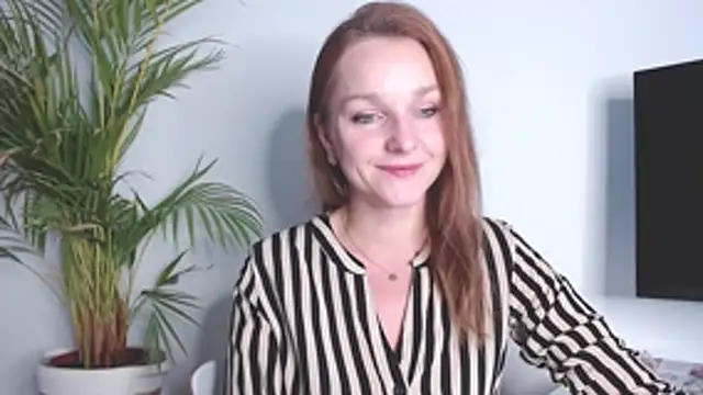 Snapshot of AliciaDesire chatting on November 12, 2025, 2:10 pm AliciaDesire online show from November 12, 2025, 2:10 pm