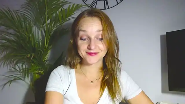 Snapshot of AliciaDesire chatting on November 17, 2025, 3:27 pm AliciaDesire online show from November 17, 2025, 3:27 pm