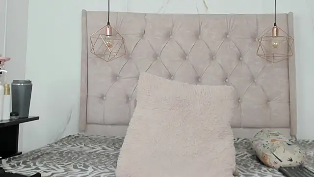 zamira 44 online show from September 26, 2025, 2:02 pm