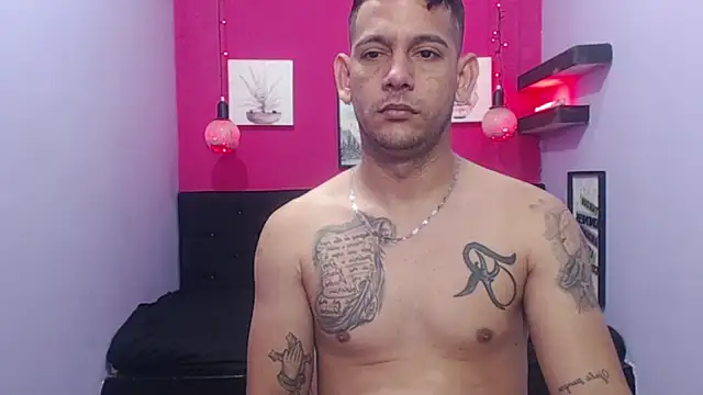 hugecocks hot online show from April 29, 2026, 8:04 pm