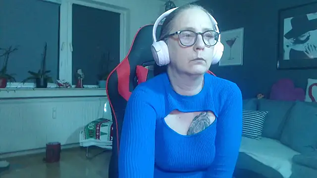 EiskalterEngel74 online show from December 8, 2024, 7:11 pm