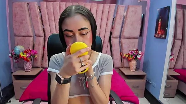 Snapshot of AnnySweett_ chatting on September 24, 2025, 6:14 pm AnnySweett online show from September 24, 2025, 6:14 pm