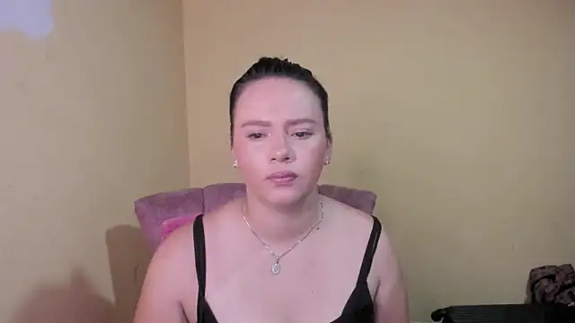 lauraguzman online show from June 3, 2026, 2:56 am