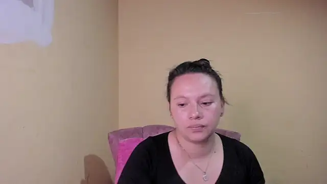 lauraguzman online show from July 15, 2026, 2:40 am