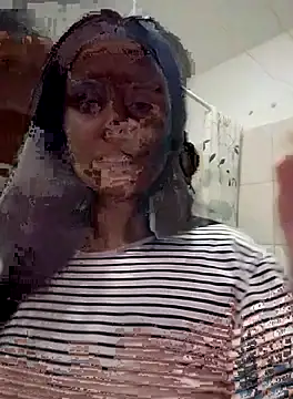 Snapshot of AdelinaJude chatting on October 7, 2025, 10:00 pm AdelinaJude online show from October 7, 2025, 10:00 pm