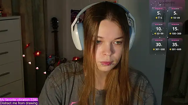 Snapshot of ValBae chatting on October 28, 2025, 9:03 pm ValBae online show from October 28, 2025, 9:03 pm