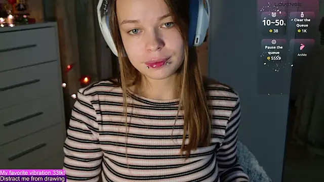 Snapshot of ValBae chatting on October 27, 2025, 9:27 pm ValBae online show from October 27, 2025, 9:27 pm