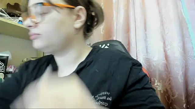 Snapshot of Seductive_She_Wolf chatting on May 5, 2026, 6:11 pm Seductive She Wolf online show from May 5, 2026, 6:11 pm