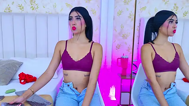 Snapshot of Mia-Monroe chatting on November 4, 2025, 7:28 pm Mia-Monroe online show from November 4, 2025, 7:28 pm