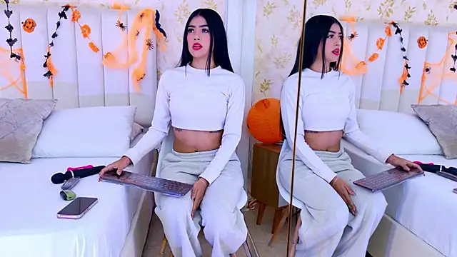 Snapshot of Mia-Monroe chatting on October 27, 2025, 7:48 pm Mia-Monroe online show from October 27, 2025, 7:48 pm