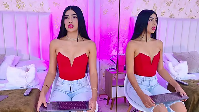 Snapshot of Mia-Monroe chatting on November 5, 2025, 7:39 pm Mia-Monroe online show from November 5, 2025, 7:39 pm