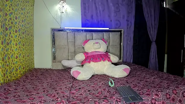 alanaanddaphne online show from June 4, 2026, 1:27 pm