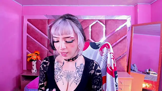 Samantha Smiith online show from April 19, 2026, 4:02 am