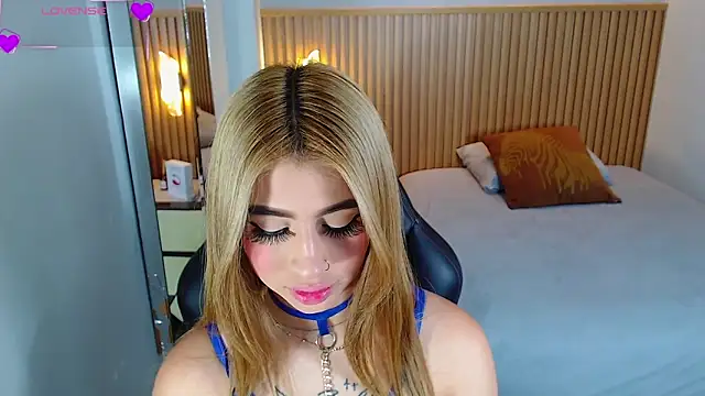 LUCYAMARS1 online show from November 11, 2025, 12:44 pm