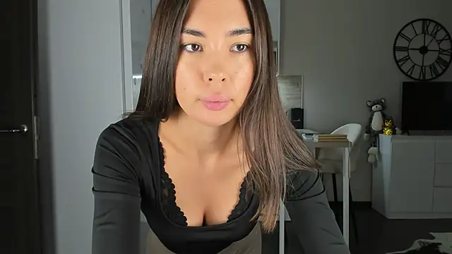 nilliluv online show from November 30, 2025, 11:55 am