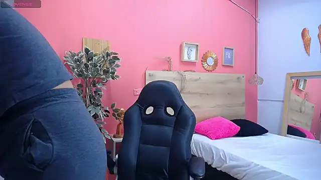 scarlet-foox online show from November 14, 2025, 1:04 pm