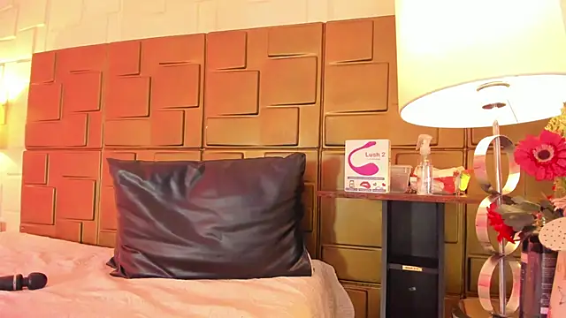 NaomyRivera online show from September 14, 2025, 4:24 am