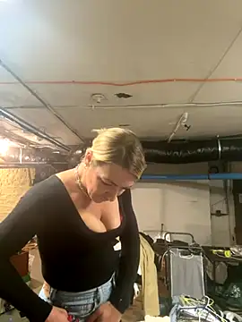 camdanz777 online show from September 19, 2025, 4:55 pm