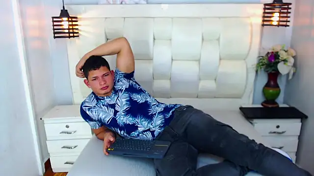 Snapshot of Loony_Zion chatting on November 1, 2025, 7:08 pm Loony Zion online show from November 1, 2025, 7:08 pm