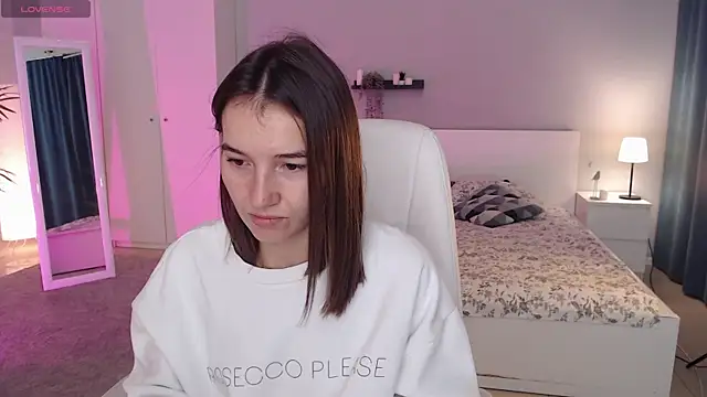 Bellla Haddid online show from September 27, 2025, 1:01 am