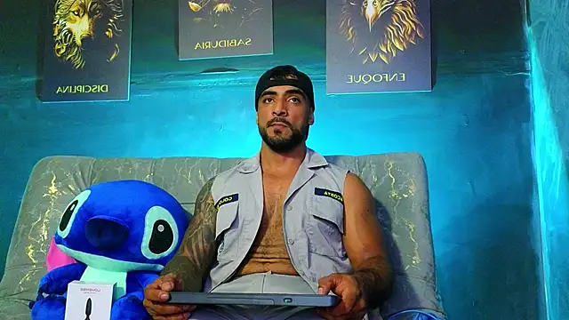 Snapshot of ERIC_HARRISON chatting on October 31, 2025, 11:44 pm ERIC HARRISON online show from October 31, 2025, 11:44 pm