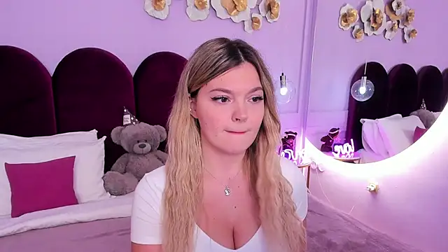 Snapshot of ZaraBloom chatting on December 5, 2025, 3:32 pm ZaraBloom online show from December 5, 2025, 3:32 pm