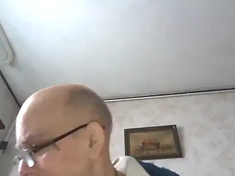 mariusica1xh online show from December 4, 2025, 9:08 am