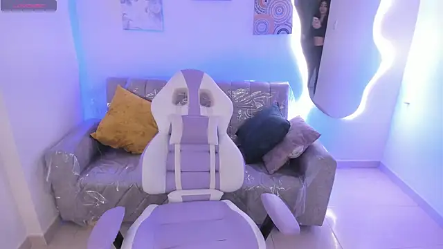 Charlotte cowell sub1  online show from November 6, 2025, 6:45 pm