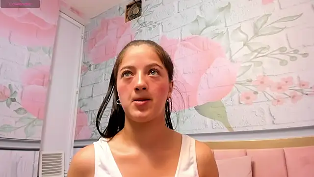 Snapshot of Annie_Cute18_ chatting on February 5, 2025, 4:06 am Annie Cute18 online show from February 5, 2025, 4:06 am