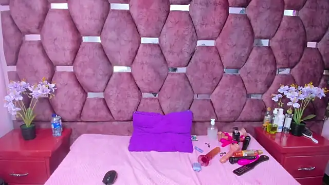 Snapshot of SaraLoveee_ chatting on February 21, 2025, 9:56 am SaraLoveee  online show from February 21, 2025, 9:56 am