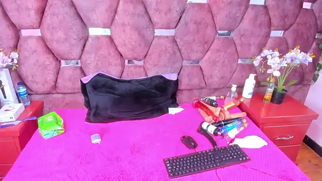 Snapshot of SaraLoveee_ chatting on March 11, 2025, 6:08 am SaraLoveee  online show from March 11, 2025, 6:08 am