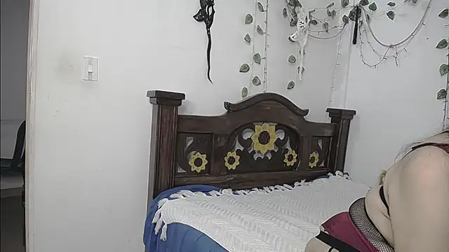 Snapshot of DominaLeona chatting on May 25, 2026, 9:24 pm DominaLeona online show from May 25, 2026, 9:24 pm