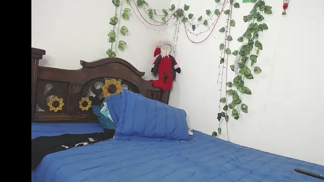 DominaLeona online show from December 3, 2025, 8:19 pm