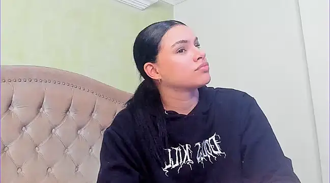 Snapshot of Luciluu20 chatting on February 18, 2025, 1:21 am Luciluu20 online show from February 18, 2025, 1:21 am