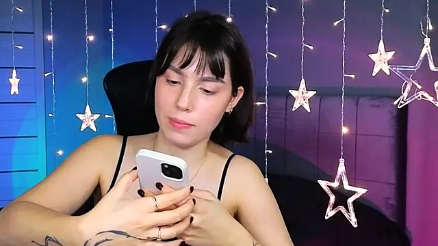 Stacy Gonzales  online show from November 5, 2025, 10:29 am