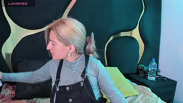 Snapshot of GiaRoussel chatting on March 3, 2026, 4:03 pm GiaRoussel online show from March 3, 2026, 4:03 pm