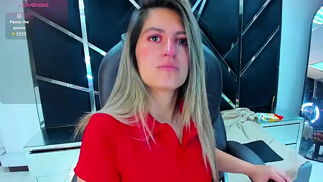 GiaRoussel online show from October 14, 2025, 3:23 pm