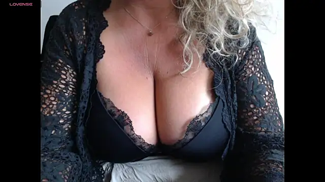 Snapshot of JenniLowen chatting on July 2, 2026, 9:15 am JenniLowen online show from July 2, 2026, 9:15 am
