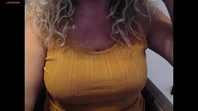 Snapshot of JenniLowen chatting on June 25, 2026, 8:30 am JenniLowen online show from June 25, 2026, 8:30 am
