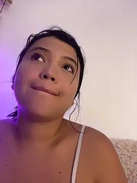 alisson carolina73 online show from April 20, 2026, 7:04 pm