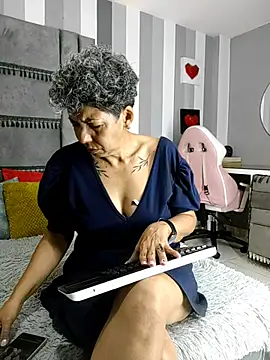 Julianewell online show from December 1, 2025, 12:39 pm